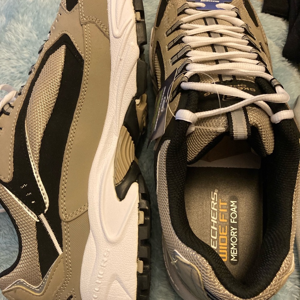 Lot # 16 Skechers sneakers